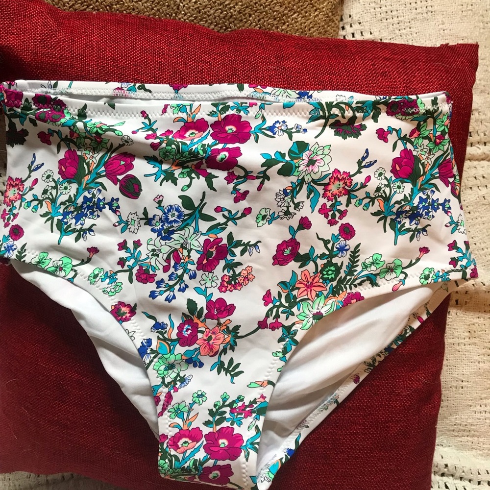 HIGHWAISTED FLOWER BATHING SUIT BOTTOM.